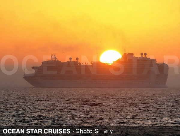 Cruise ship on a hazy sea at sunset, the sun sitting on the waterline behind it — watermark removed by GoStudio Pro