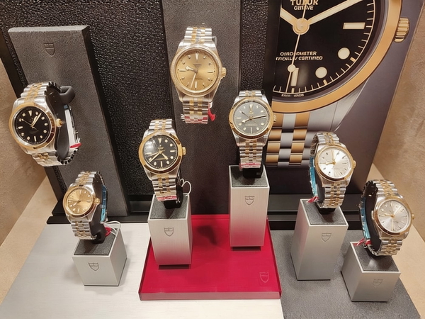 Display of wristwatches on stands in a shop window — watermark removed by GoStudio Advanced