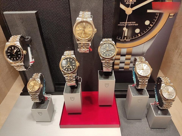 Display of wristwatches on stands in a shop window — watermark removed by GoStudio Lite