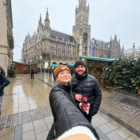 Sample selfie at a Christmas market with passers-by behind, to try the AI people remover