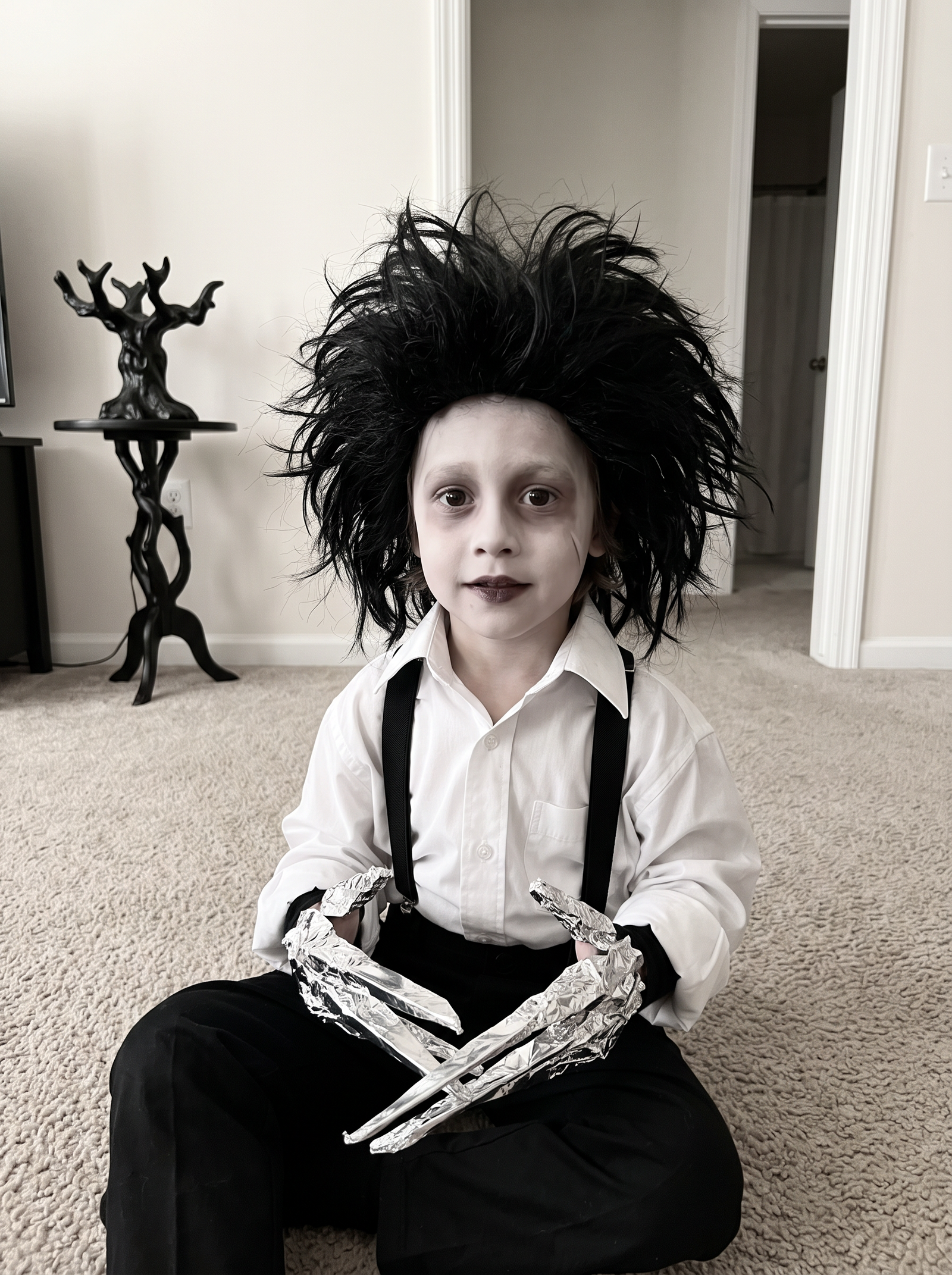 GoStudio.ai / Scissor-Hands Seated Example / AI Image Prompt / GoStudio.ai Scissor-Hands Seated — AI prompt example